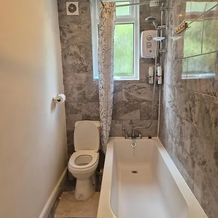 3 Bed House - All Amenities - Middleton Middleton  Exterior photo
