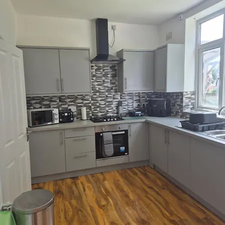 3 Bed House - All Amenities - Middleton Middleton  Exterior photo