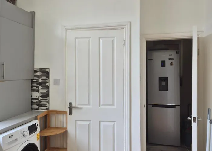 3 Bed House - All Amenities - Middleton
