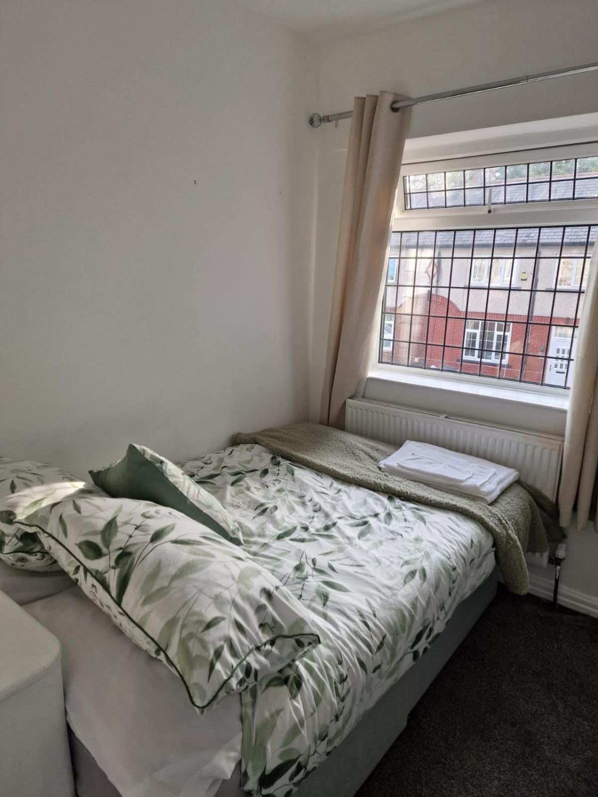 3 Bed House - Amenities - Middleton * Middleton (Greater Manchester)