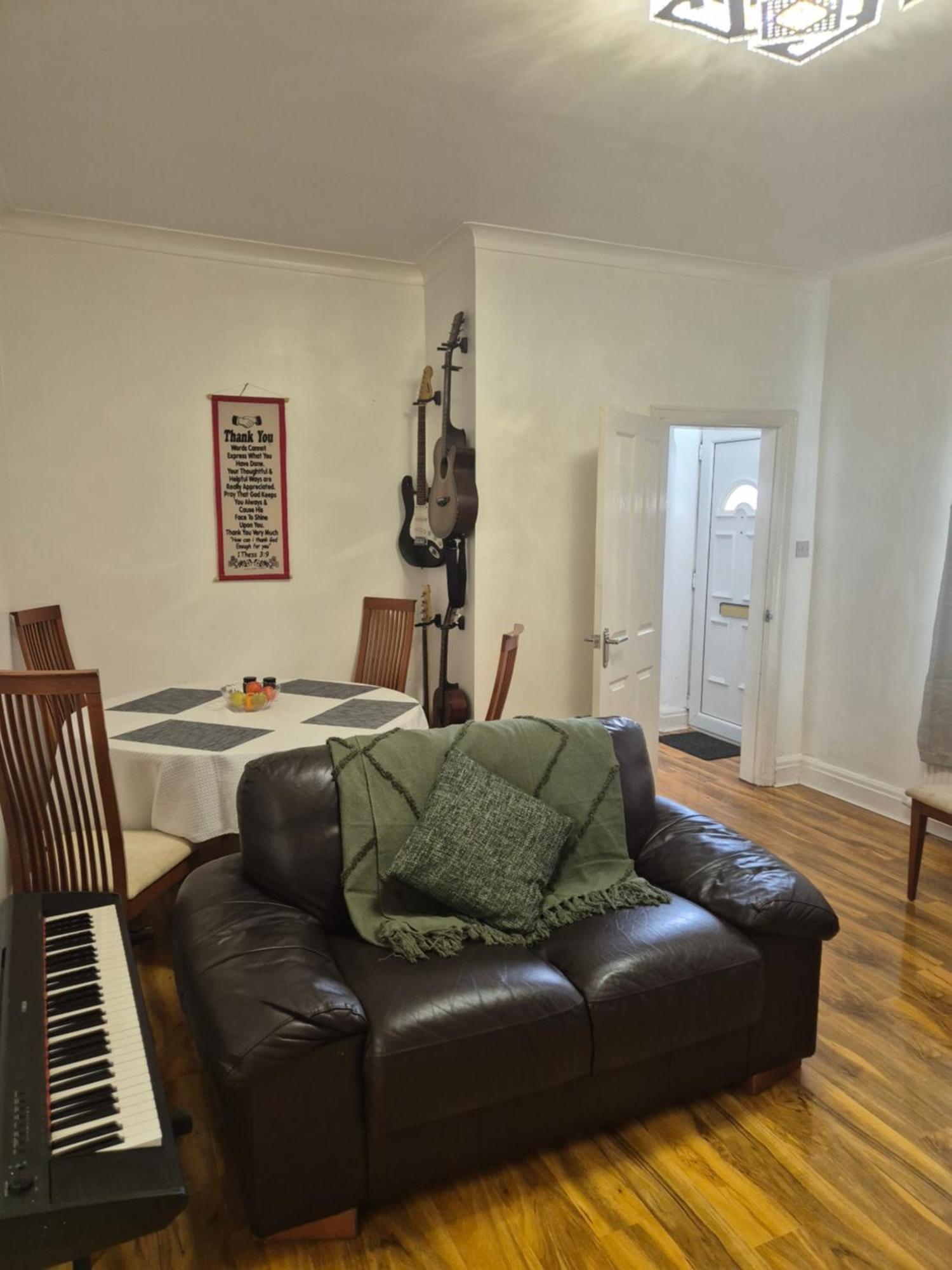 3 Bed House - Amenities - Middleton *