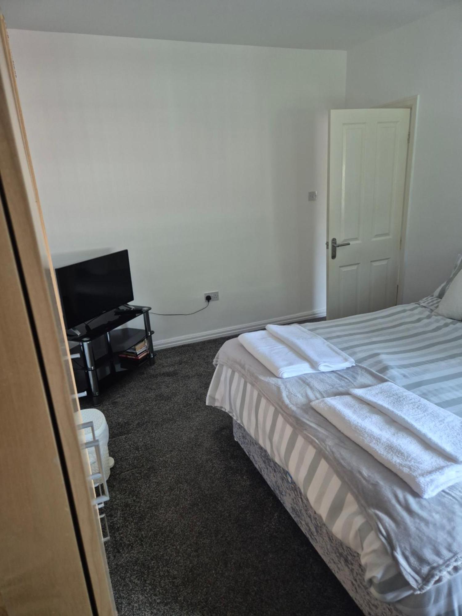3 Bed House - Amenities - Middleton